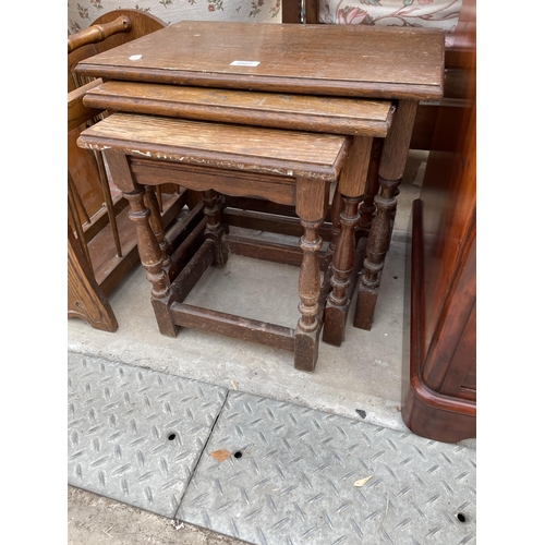 2587 - A MODERN OAK NEST OF THREE TABLES AND MAGAZINE RACK