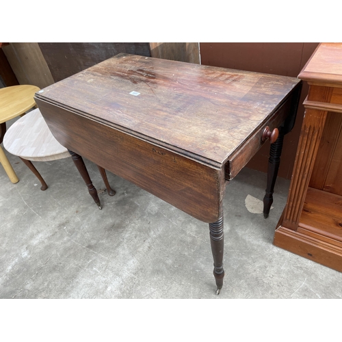 2689 - A 19TH CENTURY MAHOGANY PEMBROKE TABLE WITH SINGLE DRAWER AND SHAM DRAWER