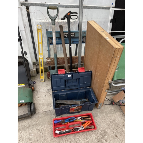 1657 - AN ASSORTMENT OF TOOLS TO INCLUDE A SPADE, A WORK MATE BENCH AND A PASTING TABLE ETC