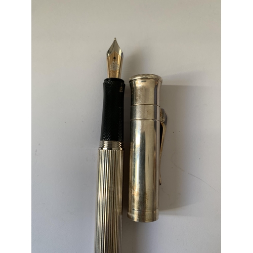 506 - A GRAF VON FABER CASTELL FOUNTAIN PEN WITH AN 18 CARAT GOLD M NIB