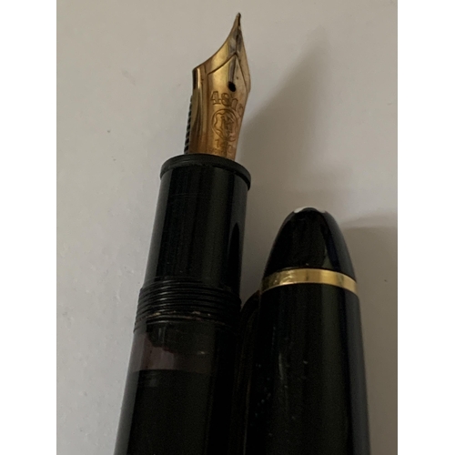 506A - A MONT BLANC MEISTERSTUCK GOLD COATED LE GRAND FOUNTAIN PEN WITH 18 CARAT GOLD MEDIUM NIB