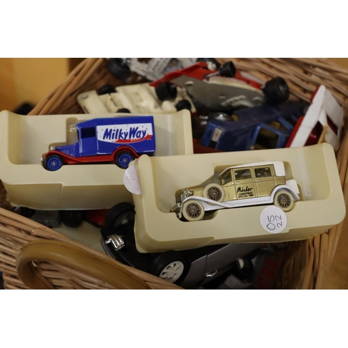 391 - A QUANTITY OF DIE-CAST CARS, LORRIES, VANS, BIKES, ETC