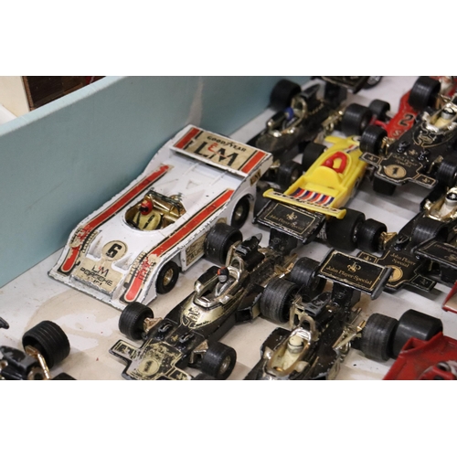 395 - A LARGE QUANTITY OF VINTAGE DIE-CAST CORGI AND MATCHBOX F1 RACING CARS