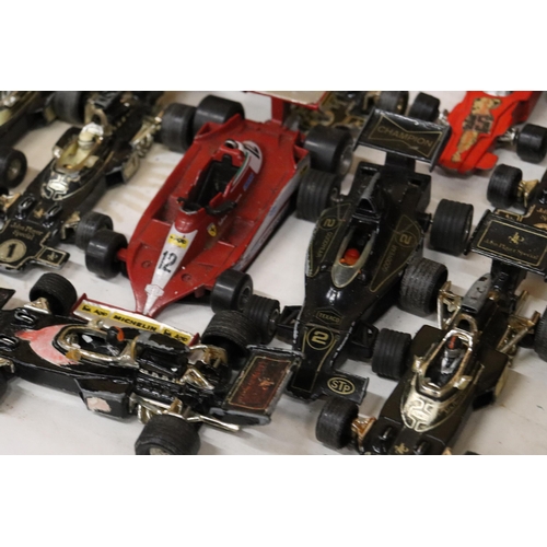 395 - A LARGE QUANTITY OF VINTAGE DIE-CAST CORGI AND MATCHBOX F1 RACING CARS