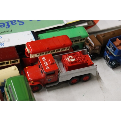 399 - A QUANTITY OF 1/76 SCALE MODEL BUSES, LORRIES, FIRE ENGINES, CORGI, ETC AND MODEL CATALOGUES