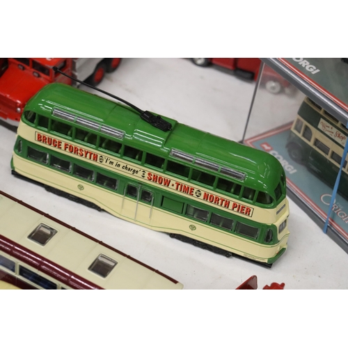 399 - A QUANTITY OF 1/76 SCALE MODEL BUSES, LORRIES, FIRE ENGINES, CORGI, ETC AND MODEL CATALOGUES