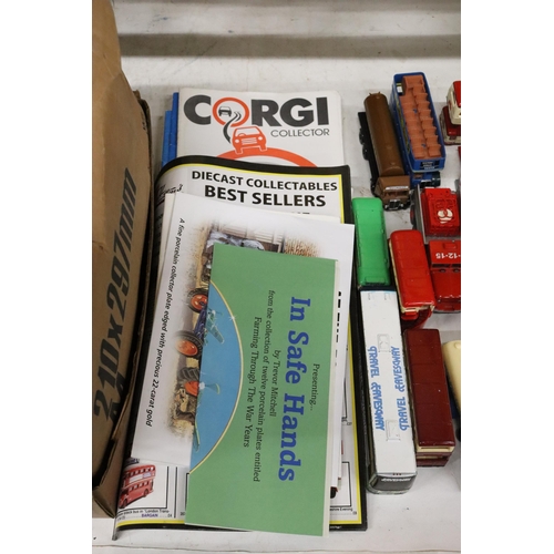 399 - A QUANTITY OF 1/76 SCALE MODEL BUSES, LORRIES, FIRE ENGINES, CORGI, ETC AND MODEL CATALOGUES