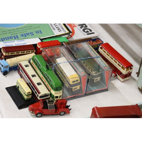 399 - A QUANTITY OF 1/76 SCALE MODEL BUSES, LORRIES, FIRE ENGINES, CORGI, ETC AND MODEL CATALOGUES