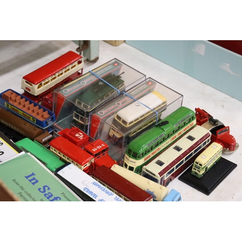 399 - A QUANTITY OF 1/76 SCALE MODEL BUSES, LORRIES, FIRE ENGINES, CORGI, ETC AND MODEL CATALOGUES