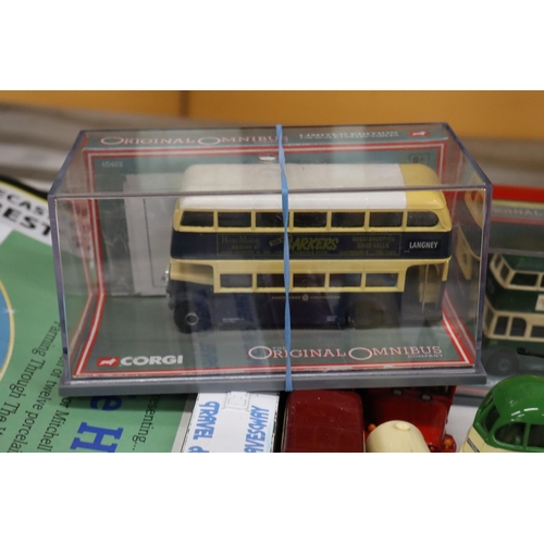 399 - A QUANTITY OF 1/76 SCALE MODEL BUSES, LORRIES, FIRE ENGINES, CORGI, ETC AND MODEL CATALOGUES