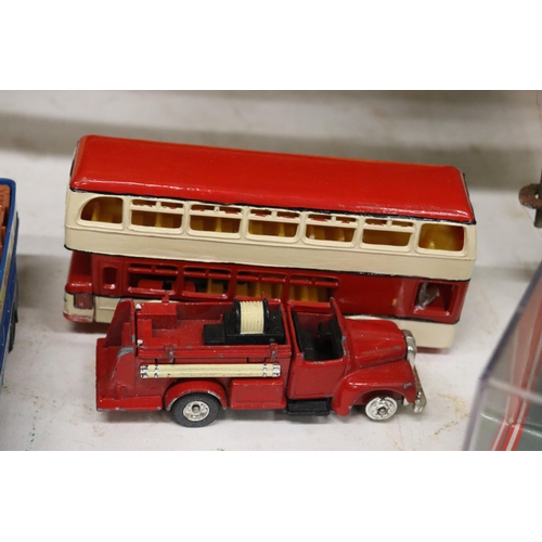 399 - A QUANTITY OF 1/76 SCALE MODEL BUSES, LORRIES, FIRE ENGINES, CORGI, ETC AND MODEL CATALOGUES