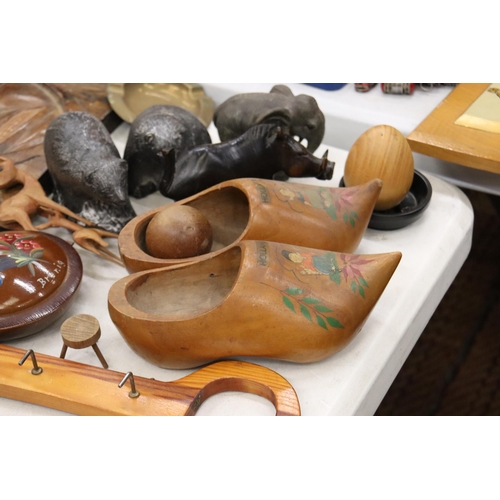 812 - A MIXED LOT TO INCLUDE A WOLF SCULPTURE HAND MADE IN CANADA, PAIR OF DUTCH CLOGS, WOOD CARVING, ETC.... 