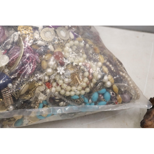 814 - A 10 KG BAG OF COSTUME JEWELLERY CONSISTING MAINLY OF CHAINS AND RINGS