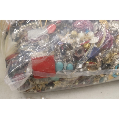 814 - A 10 KG BAG OF COSTUME JEWELLERY CONSISTING MAINLY OF CHAINS AND RINGS