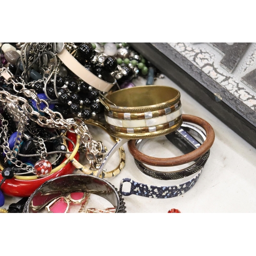 815 - A QUANTITY OF COSTUME JEWELLERY TO INCLUDE BANGLES,NECKLACES, WATCHES, ETC.,