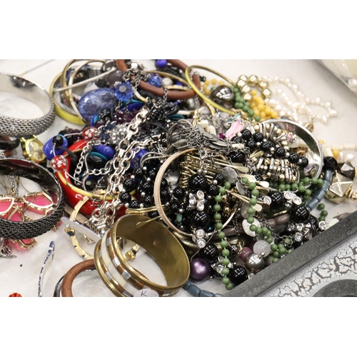 815 - A QUANTITY OF COSTUME JEWELLERY TO INCLUDE BANGLES,NECKLACES, WATCHES, ETC.,