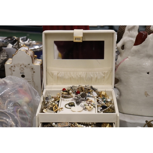 825 - A JEWELLERY BOX CONTAINING A LARGE QUANTITY OF COSTUME JEWELLERY