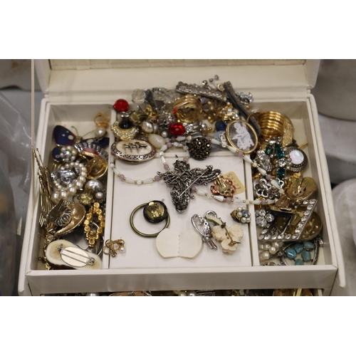 825 - A JEWELLERY BOX CONTAINING A LARGE QUANTITY OF COSTUME JEWELLERY