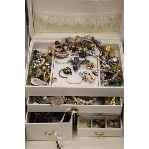 825 - A JEWELLERY BOX CONTAINING A LARGE QUANTITY OF COSTUME JEWELLERY