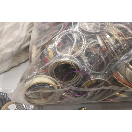 827 - A 10KG BAG OF COSTUME JEWELLERY CONTAINING CHAINS, BRACELETS AND BEADS