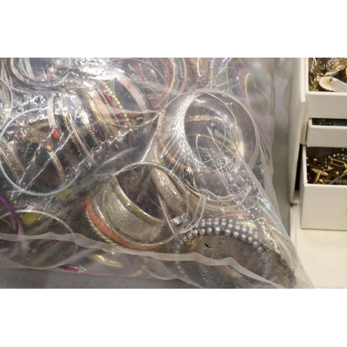 827 - A 10KG BAG OF COSTUME JEWELLERY CONTAINING CHAINS, BRACELETS AND BEADS