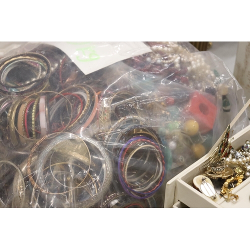 827 - A 10KG BAG OF COSTUME JEWELLERY CONTAINING CHAINS, BRACELETS AND BEADS