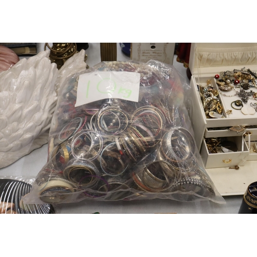 827 - A 10KG BAG OF COSTUME JEWELLERY CONTAINING CHAINS, BRACELETS AND BEADS