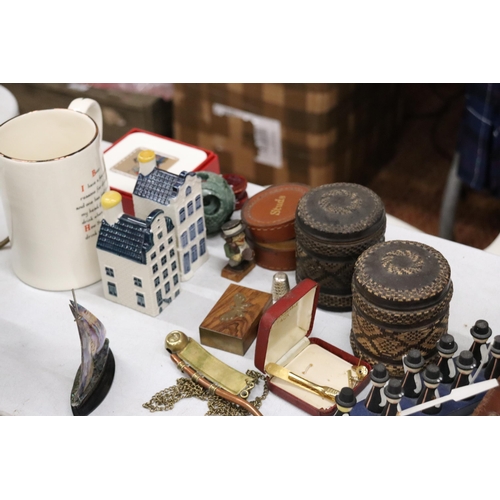 840 - A MIXED LOT TO INCLUDE A VINTAGE PAIR OF BINOCULARS AND CASE, A SANDLAND TANKARD, COASTERS, TIE PIN ... 