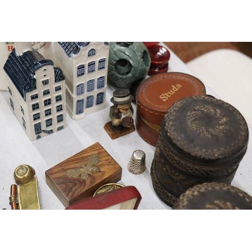 840 - A MIXED LOT TO INCLUDE A VINTAGE PAIR OF BINOCULARS AND CASE, A SANDLAND TANKARD, COASTERS, TIE PIN ... 