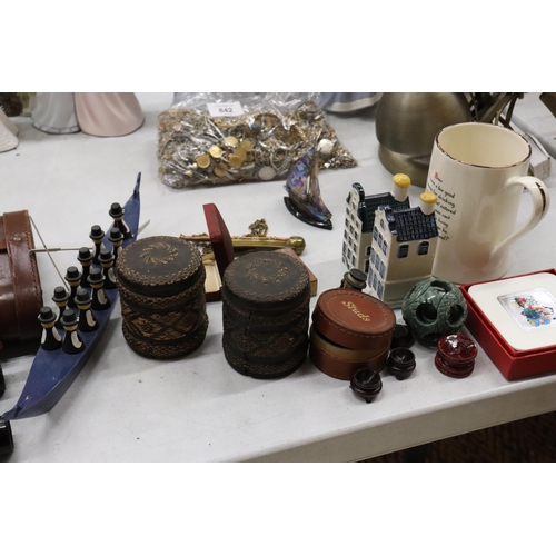 840 - A MIXED LOT TO INCLUDE A VINTAGE PAIR OF BINOCULARS AND CASE, A SANDLAND TANKARD, COASTERS, TIE PIN ... 