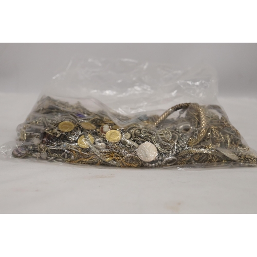 842 - A LARGE QUANTITY OF YELLOW AND WHITE METAL CHAINS ETC