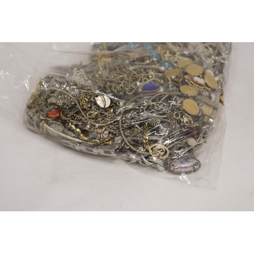 842 - A LARGE QUANTITY OF YELLOW AND WHITE METAL CHAINS ETC