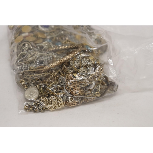 842 - A LARGE QUANTITY OF YELLOW AND WHITE METAL CHAINS ETC