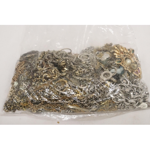 842 - A LARGE QUANTITY OF YELLOW AND WHITE METAL CHAINS ETC