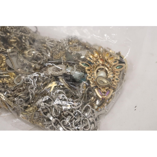 842 - A LARGE QUANTITY OF YELLOW AND WHITE METAL CHAINS ETC