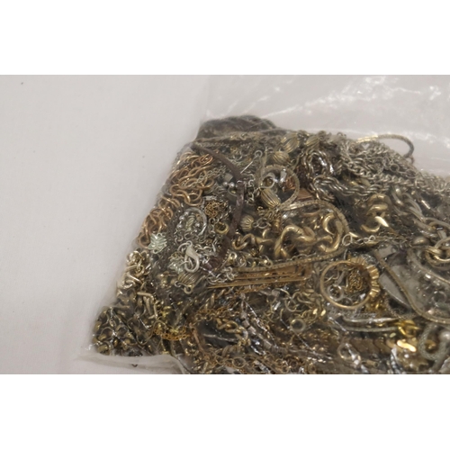 842 - A LARGE QUANTITY OF YELLOW AND WHITE METAL CHAINS ETC