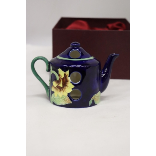 843 - A BOXED BENAYA PLUG IN TEAPOT DIFFUSER TOGETHER WITH A TUPTON WARE CAT DIFFUSER