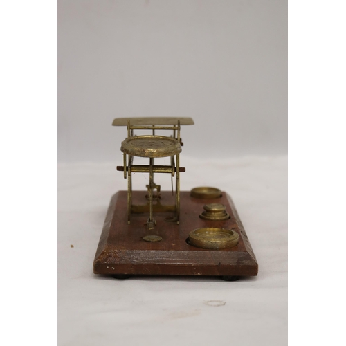 845 - AN ANTIQUE POSTAL SCALE BRASS AND WOOD BASE