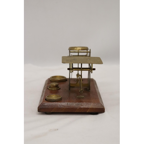 845 - AN ANTIQUE POSTAL SCALE BRASS AND WOOD BASE