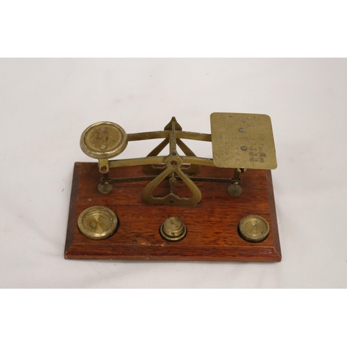 845 - AN ANTIQUE POSTAL SCALE BRASS AND WOOD BASE