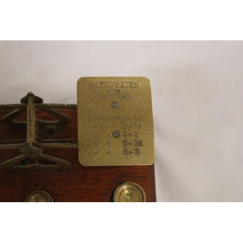 845 - AN ANTIQUE POSTAL SCALE BRASS AND WOOD BASE