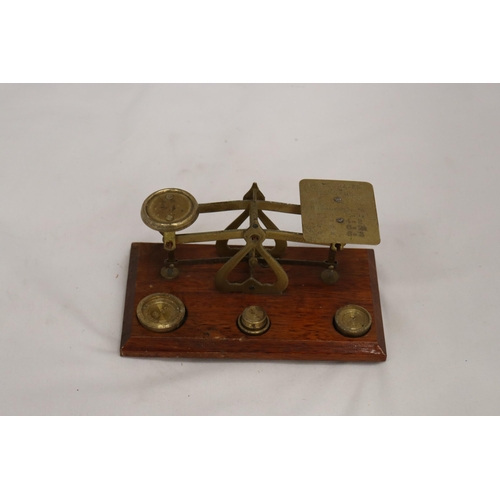 845 - AN ANTIQUE POSTAL SCALE BRASS AND WOOD BASE