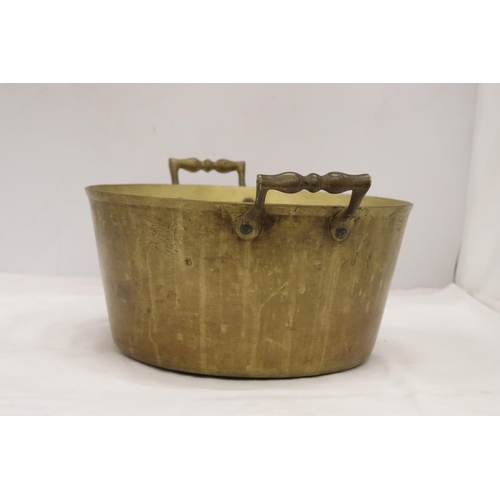 862 - A BRASS JAM PAN