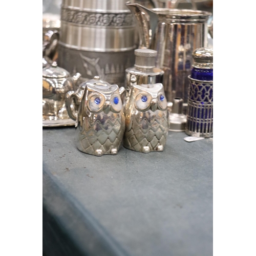 872 - A QUANTITY OF SILVER PLATE TO INCLUDE VINTAGE LEONARD COBALT BLUE WITH SILVER OVERLAY SALT AND PEPPE... 