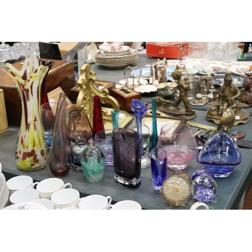 879 - A LARGE QUANTITY OF GLASSWARE TO INCLUDE PAPERWEIGHTS, VASES, BOWLS, ETC.,