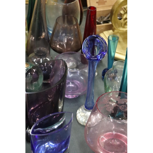 879 - A LARGE QUANTITY OF GLASSWARE TO INCLUDE PAPERWEIGHTS, VASES, BOWLS, ETC.,