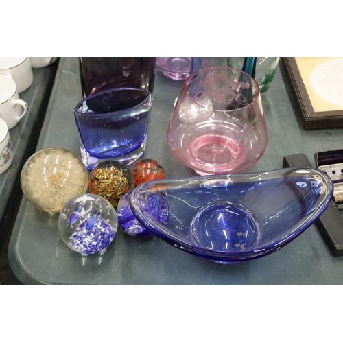 879 - A LARGE QUANTITY OF GLASSWARE TO INCLUDE PAPERWEIGHTS, VASES, BOWLS, ETC.,