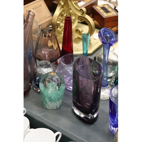 879 - A LARGE QUANTITY OF GLASSWARE TO INCLUDE PAPERWEIGHTS, VASES, BOWLS, ETC.,