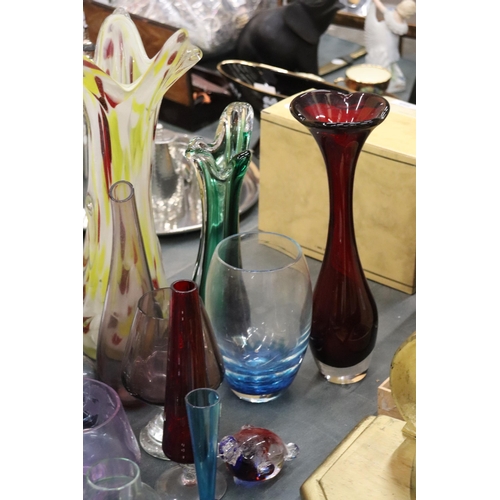 879 - A LARGE QUANTITY OF GLASSWARE TO INCLUDE PAPERWEIGHTS, VASES, BOWLS, ETC.,