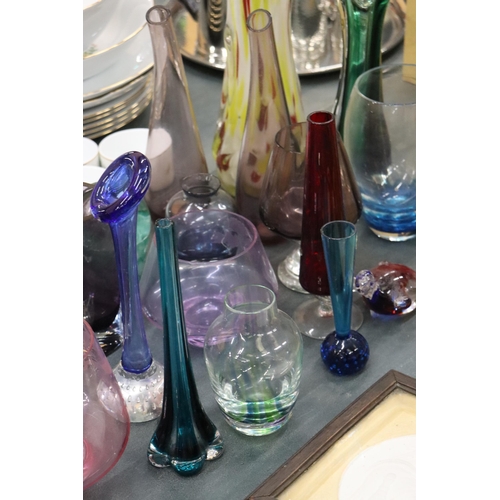 879 - A LARGE QUANTITY OF GLASSWARE TO INCLUDE PAPERWEIGHTS, VASES, BOWLS, ETC.,